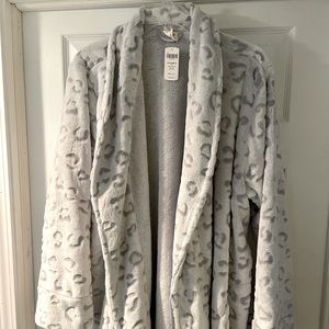 NWT Soma Gray Print Robe